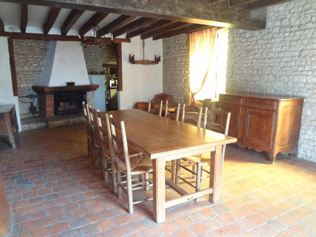 une salle à manger avec une table et des chaises en bois dans l'établissement Maison indépendante au cœur de la beauce, à Terminiers