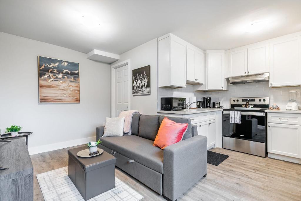 Η κουζίνα ή μικρή κουζίνα στο 1BR Condo on James Street North