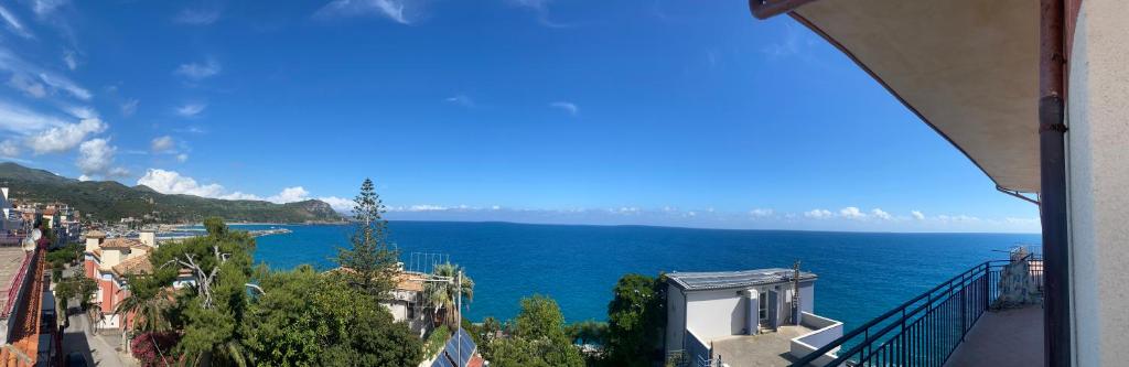 una vista dell'oceano da un edificio di B&B Remare a Marina di Camerota