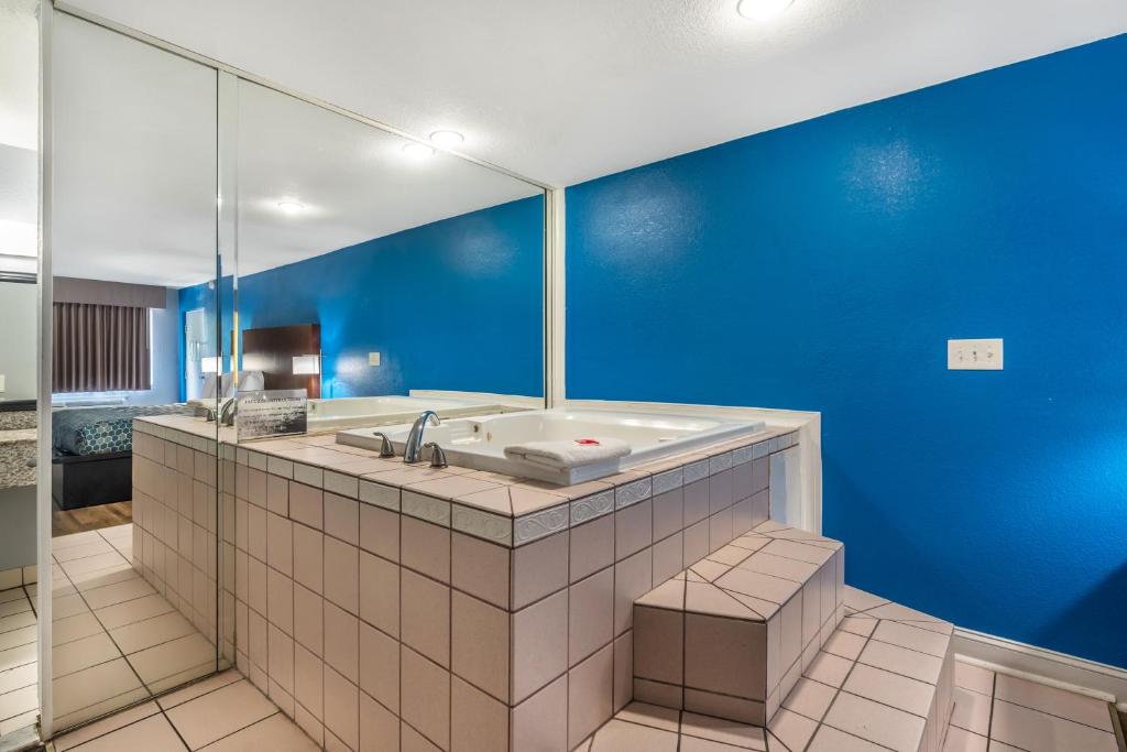 Econo Lodge Inn & Suites Virginia Beach - Norfolk - King Room With Hot Tub - Smoking