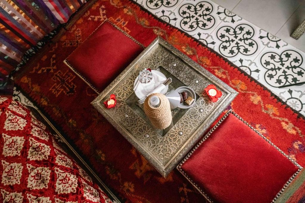 Příslušenství pro přípravu čaje a kávy v ubytování Riad Kiyanjana