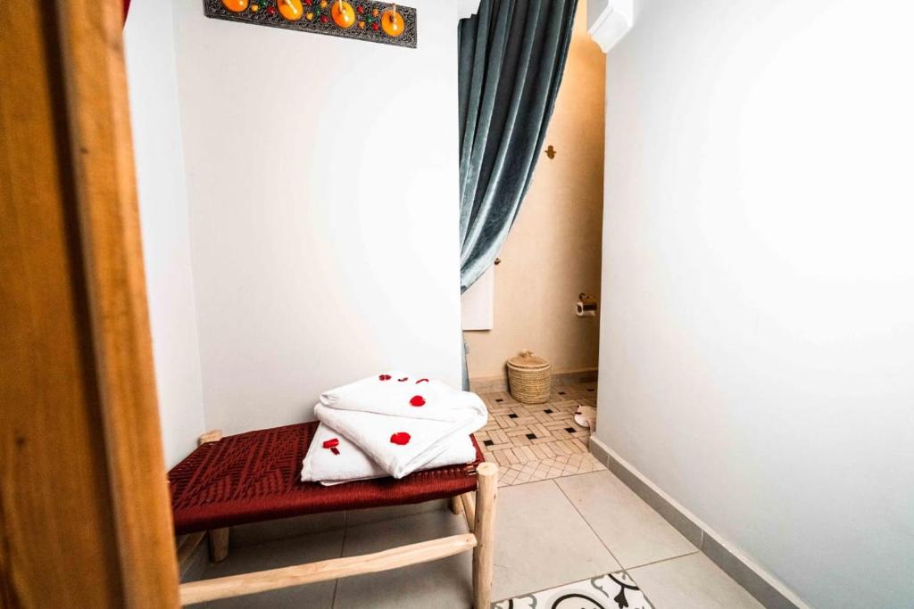Postel nebo postele na pokoji v ubytování Riad Kiyanjana