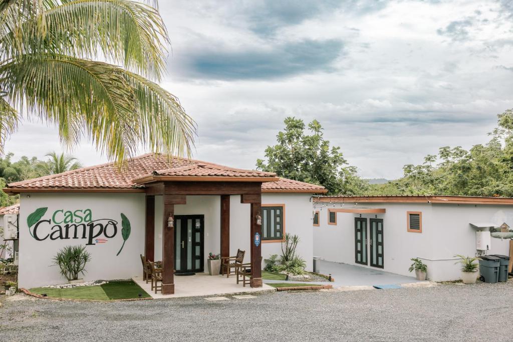 ein Haus mit einem Feldschild an der Seite in der Unterkunft Casa Campo Bed & Breakfast in San Sebastian