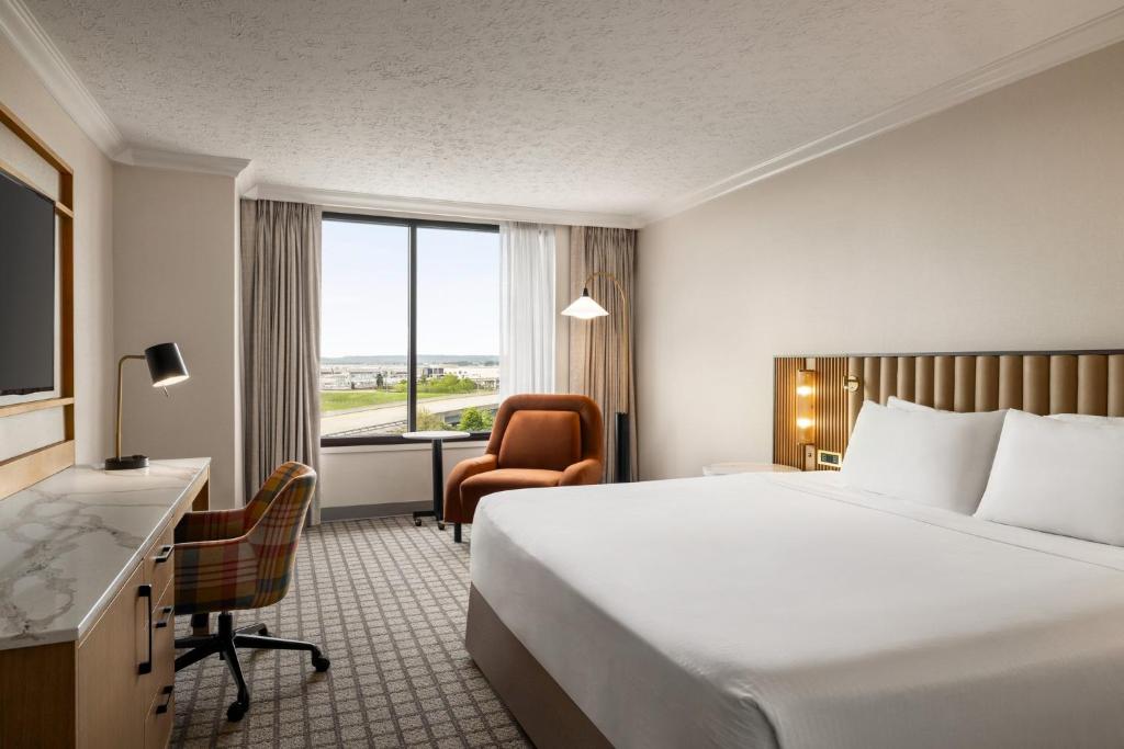 Crowne Plaza Louisville Airport Expo Ctr, an IHG Hotel - 标准的国王室与滚动淋浴 - 通信访问