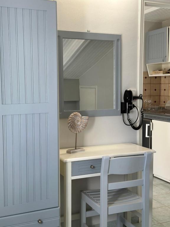 A kitchen or kitchenette at Venus Rooms