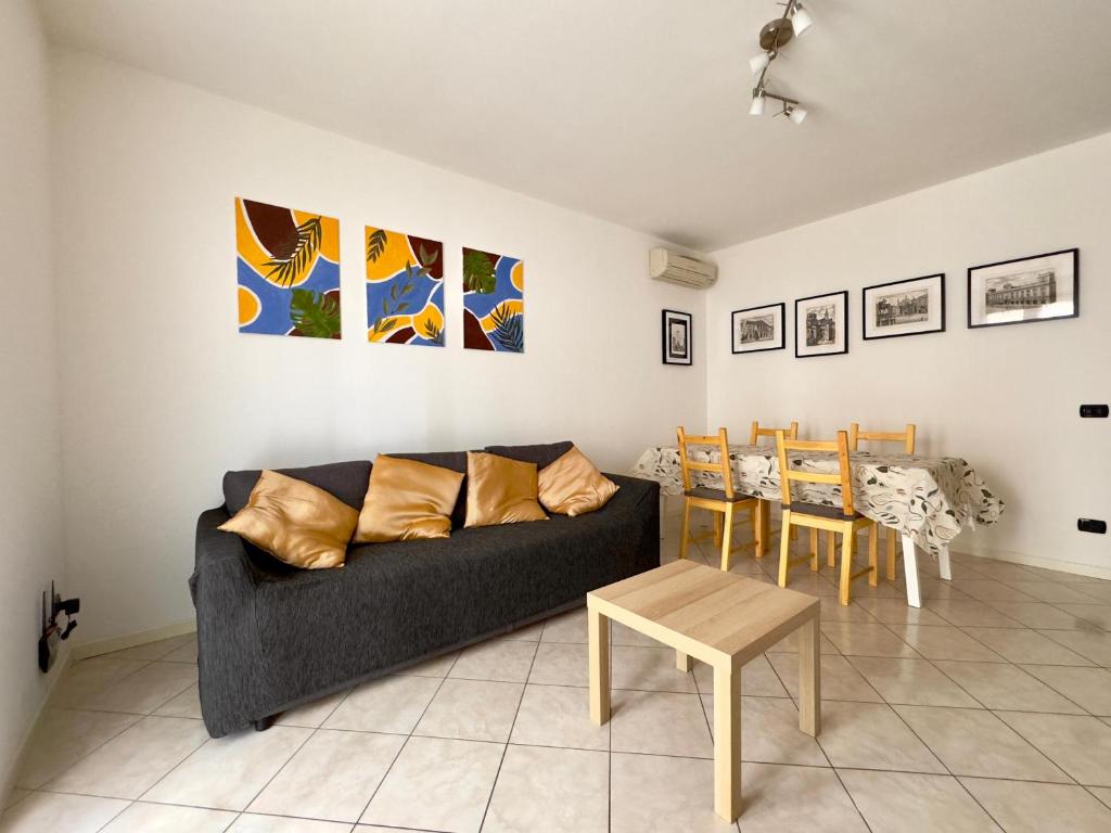 ピアチェンツァにあるPiacenza City House Gardenのソファとテーブルのあるリビングルーム