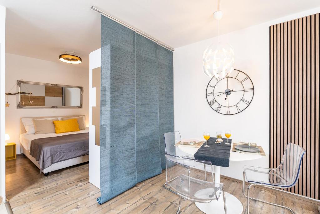 Posteľ alebo postele v izbe v ubytovaní Apartments Marivo Lapad