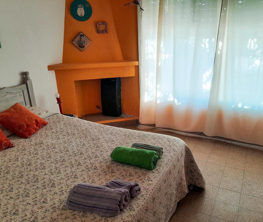 1 dormitorio con 1 cama con 2 toallas en Alojamiento céntrico en Puerto Madryn