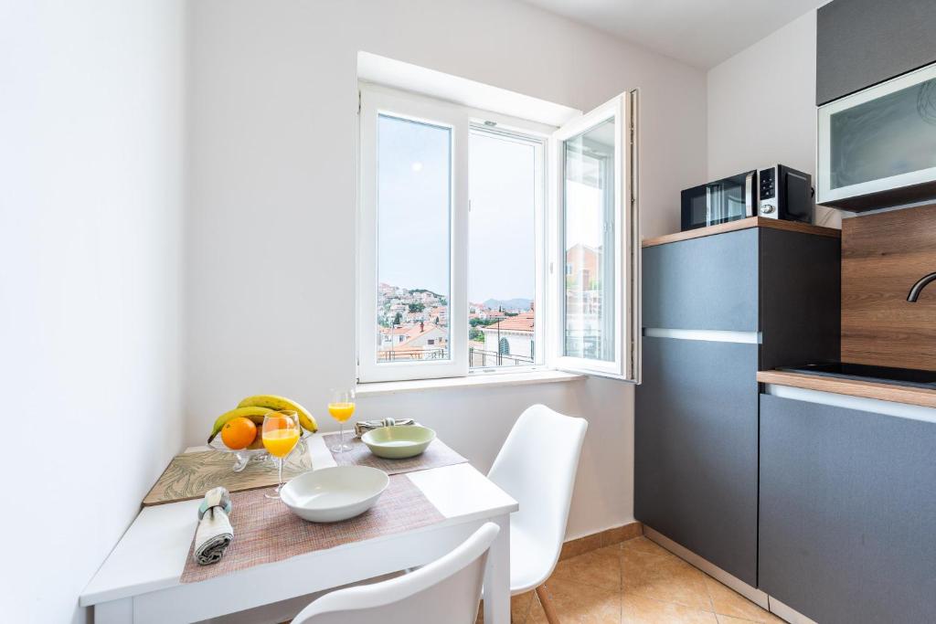 Kuchyňa alebo kuchynka v ubytovaní Apartments Marivo Lapad