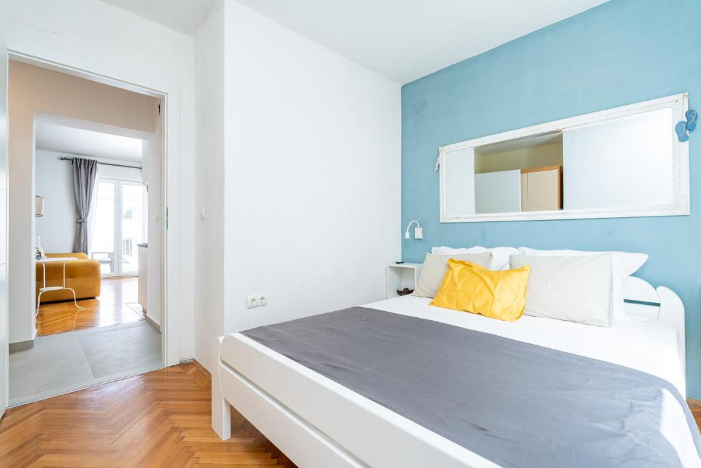 Posteľ alebo postele v izbe v ubytovaní Apartments Marivo Lapad
