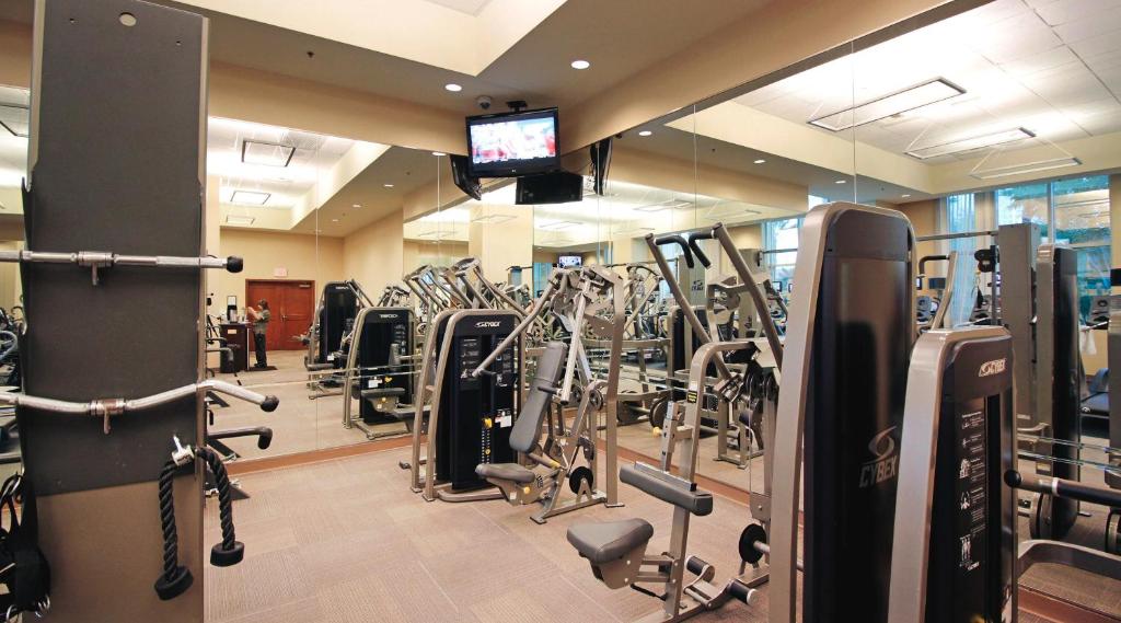 Fitness centrum a/nebo fitness zařízení v ubytování StripViewSuites at Signature