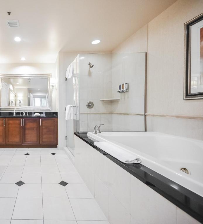 StripViewSuites at Signature - One-Bedroom - Strip View & Balcony