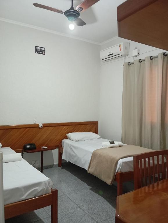 Postel nebo postele na pokoji v ubytování Mariachis Hotel