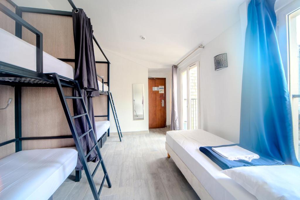 Pokój z łóżkami piętrowymi w hostelu w obiekcie City Inn Paris w Paryżu
