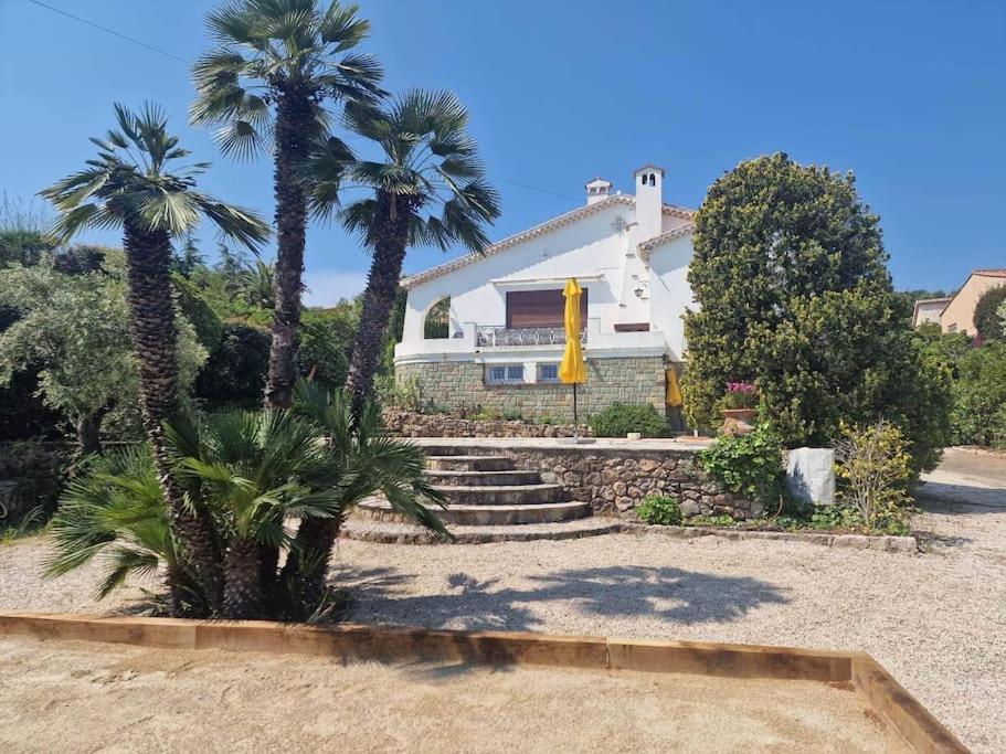 une maison avec des palmiers devant dans l'établissement VILLA 4 Étoiles, MOANA , mer à 50 m ,été du Samedi au Samedi, à Saint-Peïre-sur-Mer