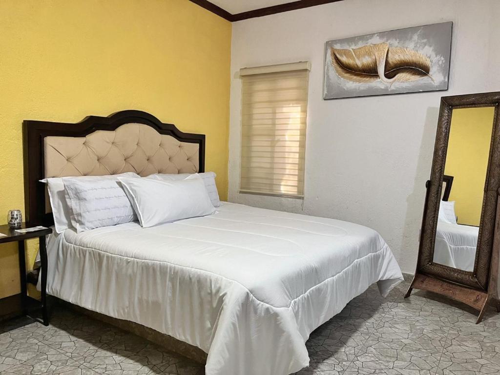 Postel nebo postele na pokoji v ubytování Hotel Peña Florencia
