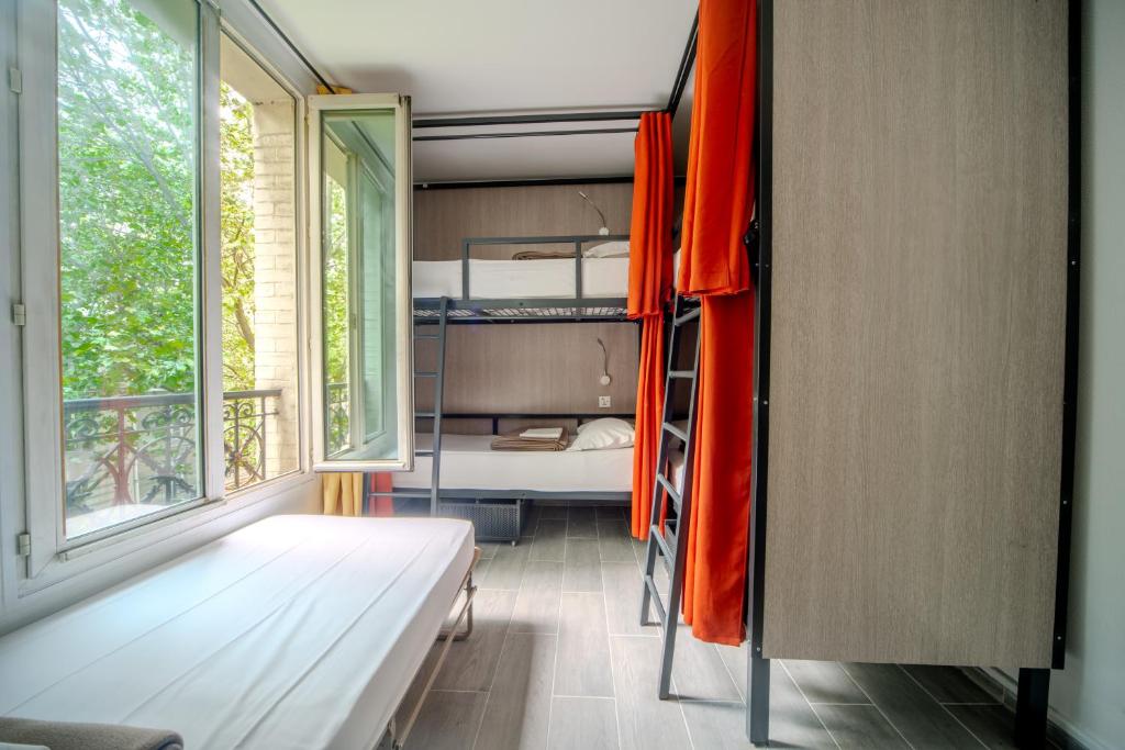 Kleines Zimmer mit einem Bett und einem Fenster in der Unterkunft City Inn Paris in Paris