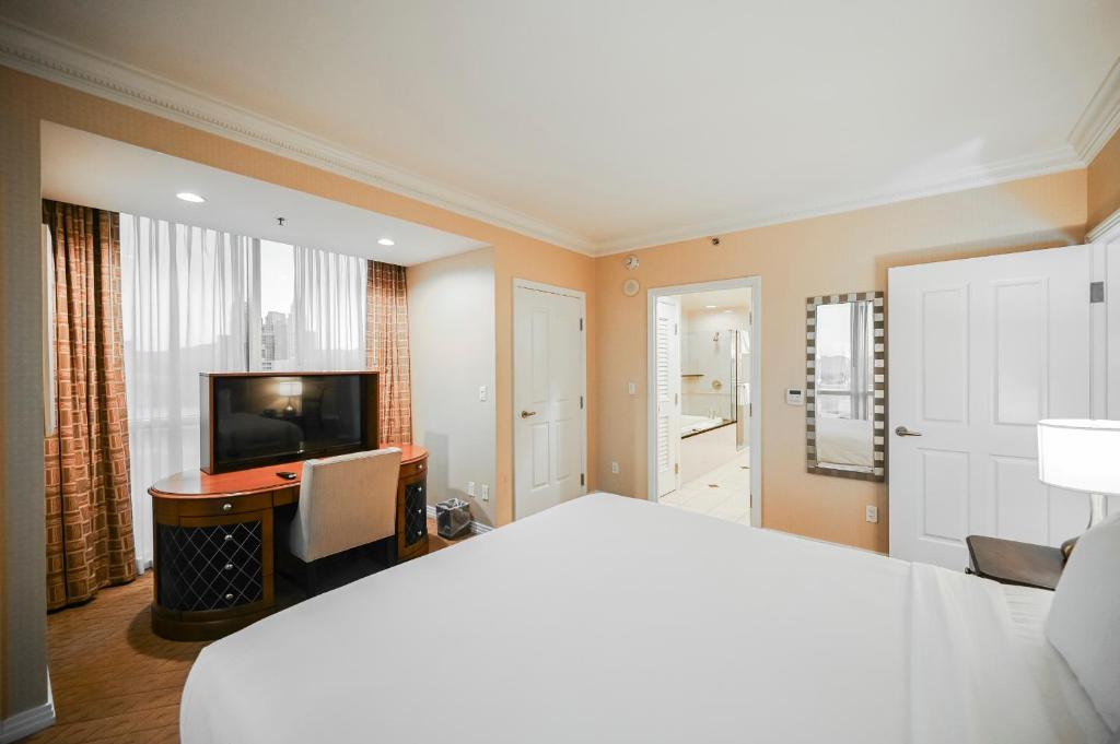 StripViewSuites at Signature - Two-Bedroom - Balcony