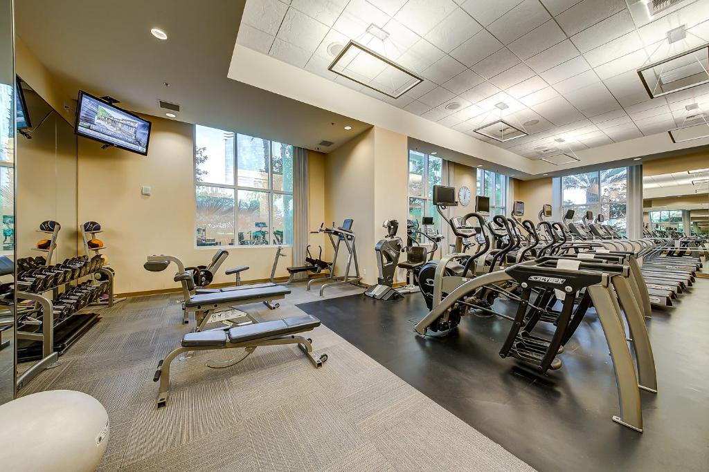 Fitness centrum a/nebo fitness zařízení v ubytování StripViewSuites Penthouse Two-Bedroom Conjoined Suite