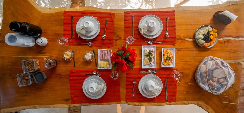 uma mesa com pratos de comida em cima em Pousada Brisas de Sagi em Baía Formosa