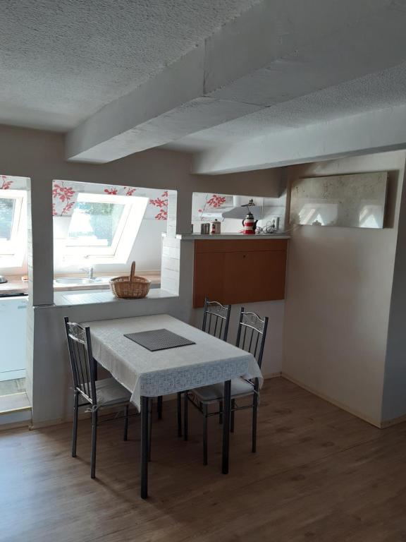 a kitchen with a table and chairs in a room at Apartments zum Brauergang in Garz
