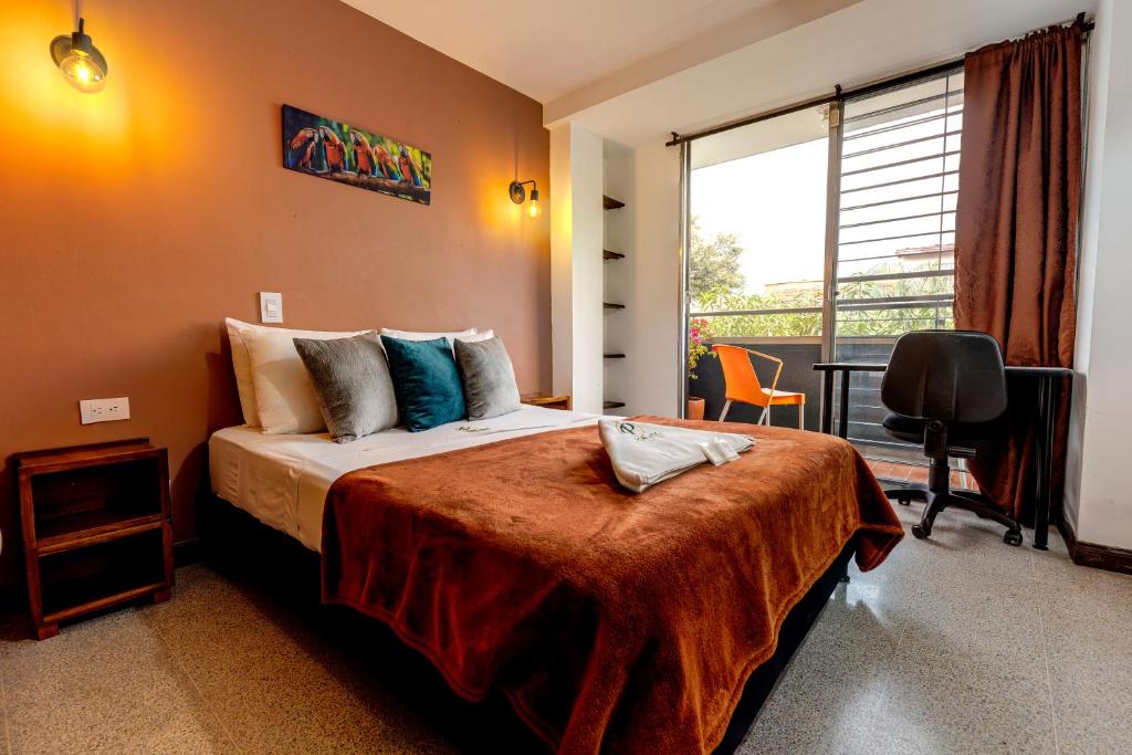 Postel nebo postele na pokoji v ubytování Poblado Guest House