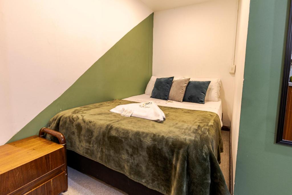 Postel nebo postele na pokoji v ubytování Poblado Guest House