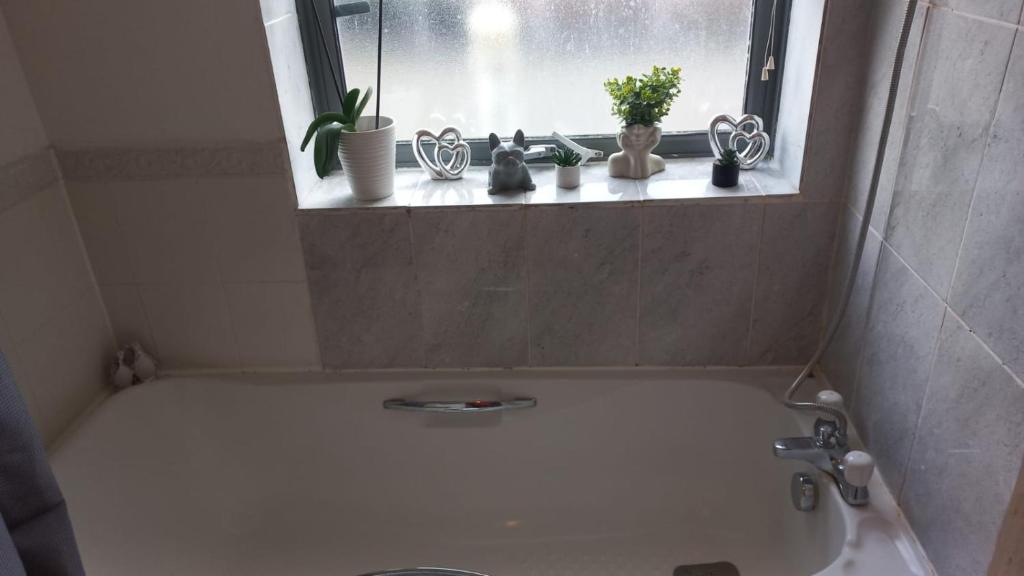 Fotografie z fotogalerie ubytování Comfy room with shared bathroom v Londýně