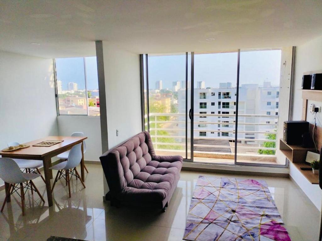 a living room with a chair and a table at Relax apartamento in Cartagena de Indias