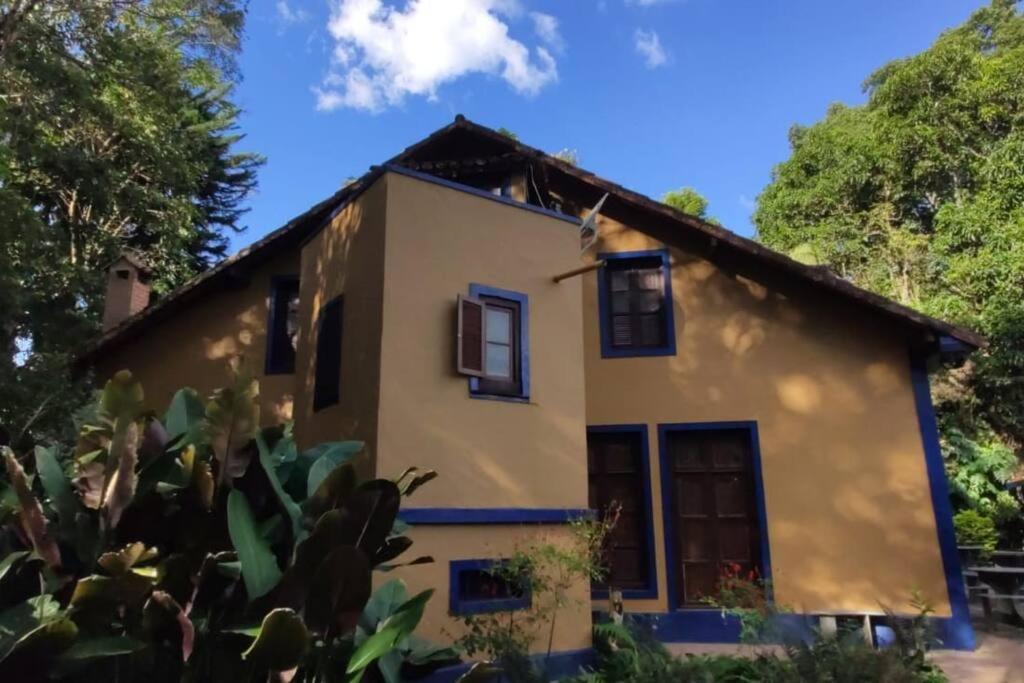 a house in the middle of a garden at Casa chalet, Centro, vaga 2 carros, alto padrão in Tiradentes