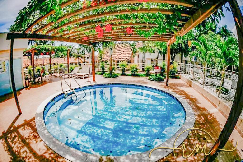 Bazén v ubytování diRoma Internacional Resort RM Hospedagem nebo v jeho okolí