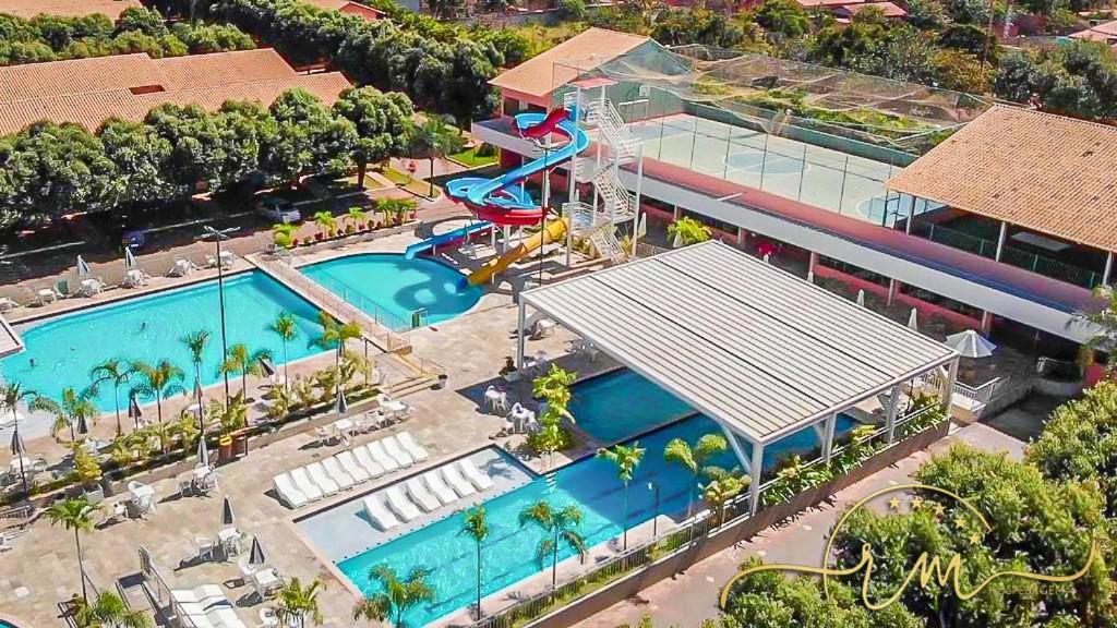 an overhead view of a swimming pool at a resort at diRoma Fiori RM Hospedagem in Caldas Novas