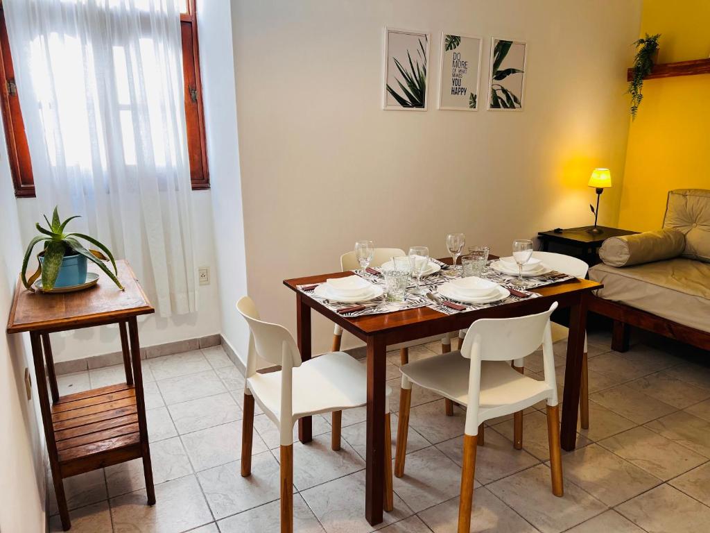 ein Esszimmer mit einem Tisch und Weingläsern darauf in der Unterkunft Depto. Magali en Zona Centro Para 4 Terraza Parrilla in Santiago del Estero