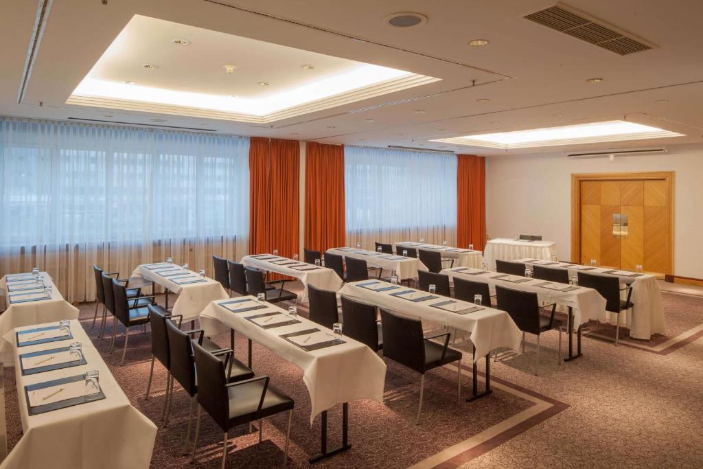 een vergaderzaal met witte tafels en stoelen bij Park Inn by Radisson Berlin Alexanderplatz in Berlijn