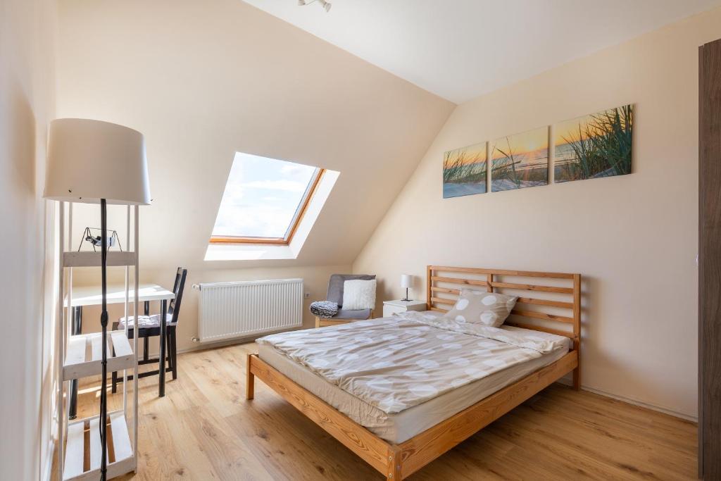 1 dormitorio con cama, escritorio y ventana en Zen Harmony Hideaway - private luxury rooms with AC in long-term shared apartment en Budapest