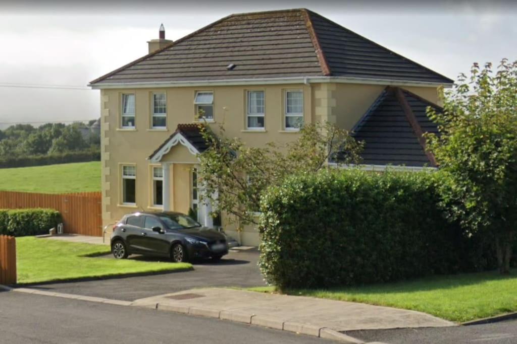 レタケニーにあるHazelwood Houseの前に車が駐車されている家