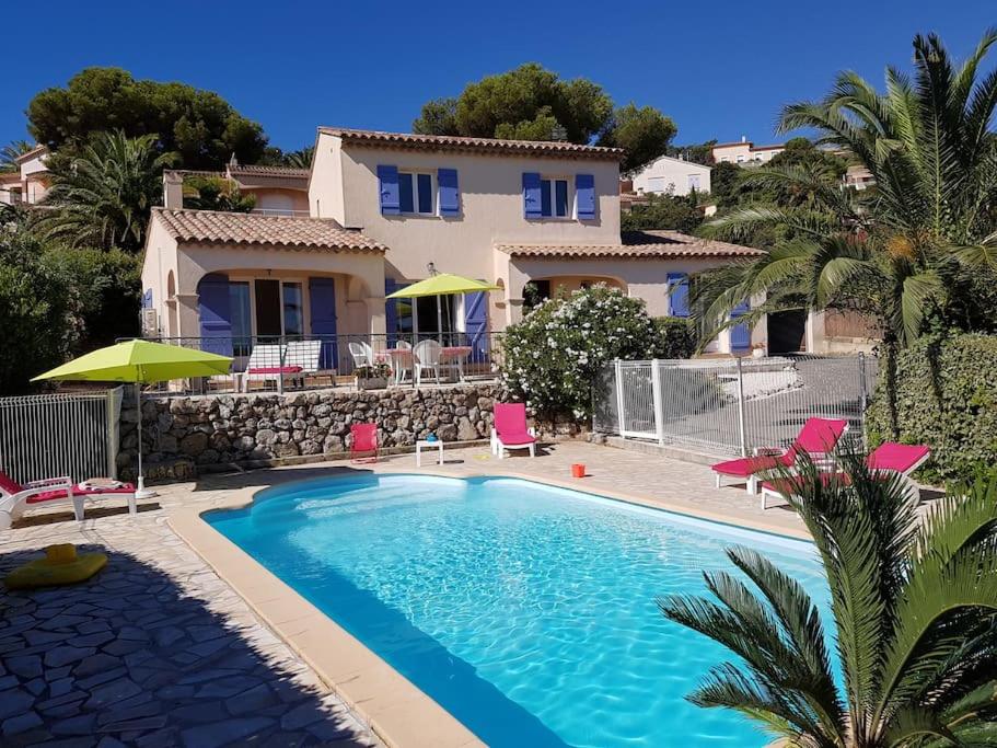 une villa avec piscine devant une maison dans l'établissement VILLA 4 Étoiles , L'ESCALE ,MERà200m, Les ISSAMBRES ,été du Samedi au Samedi, à Saint-Peïre-sur-Mer