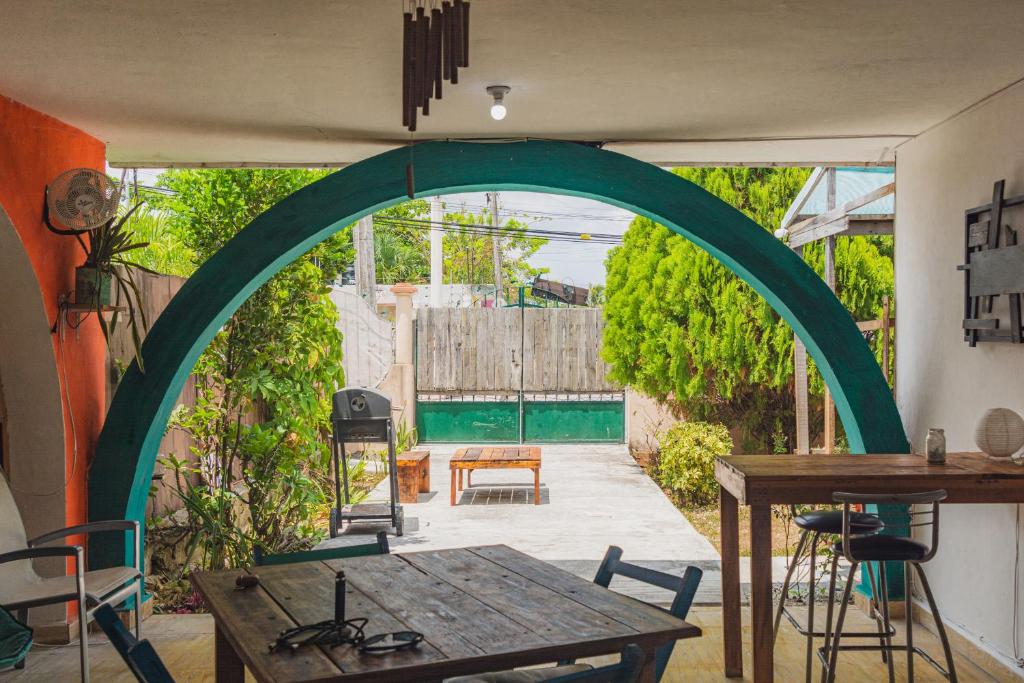 un arco en un patio con mesa y sillas en Casa Samay, en Cozumel