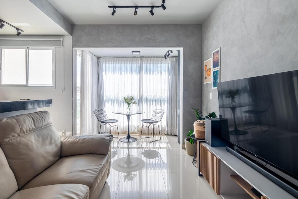 a living room with a couch and a table at PALMAS EXPERIENCE - APARTAMENTO VISTA LAGO, próximo ao shopping in Palmas