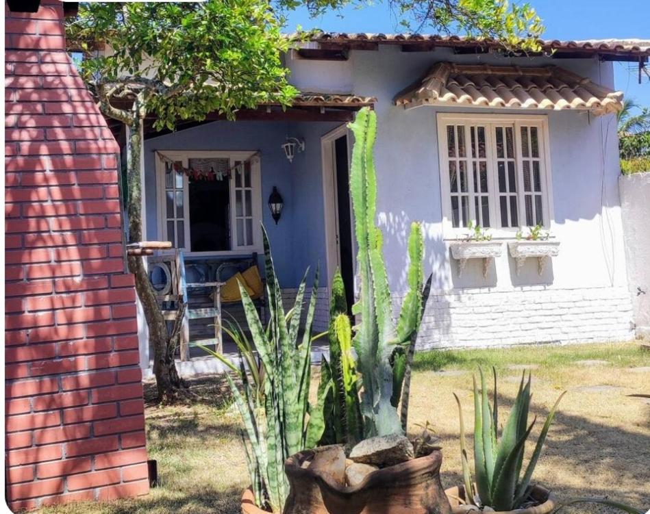 a small white house with plants in front of it at Refúgio Azul na Praia - Itaipuaçu-RJ in Maricá