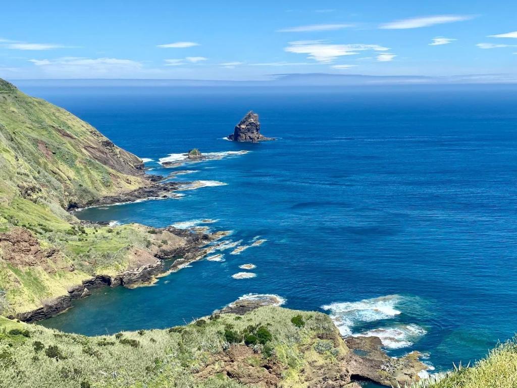 una isla en el océano junto a la orilla en Santa Maria , Azores, en Vila do Porto
