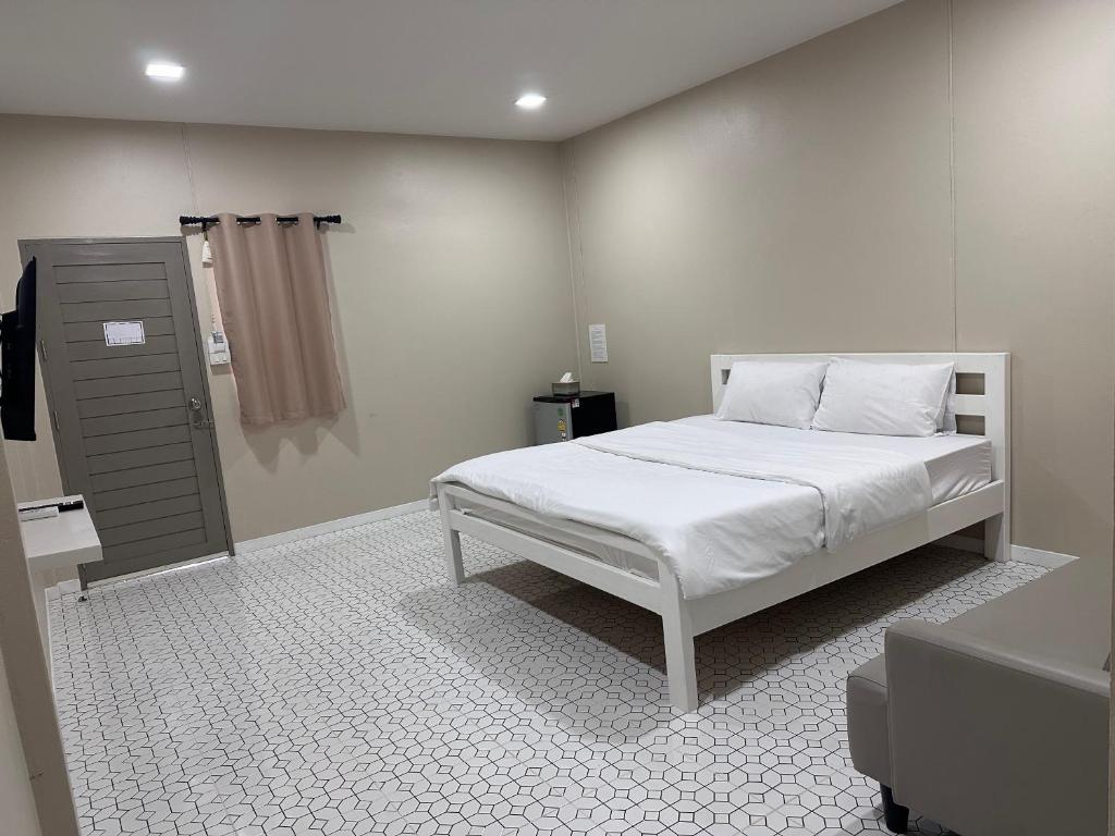 Postel nebo postele na pokoji v ubytování Juni House Chumphon