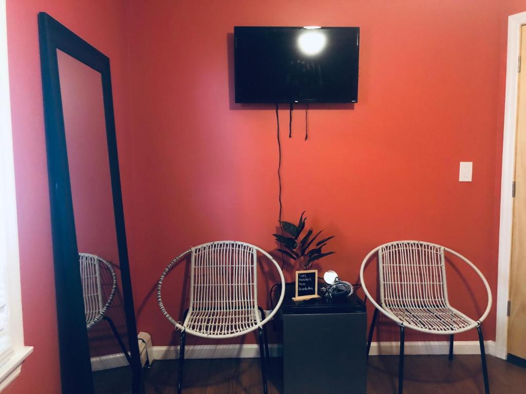 TV a/nebo společenská místnost v ubytování Peekskill Guesthouse