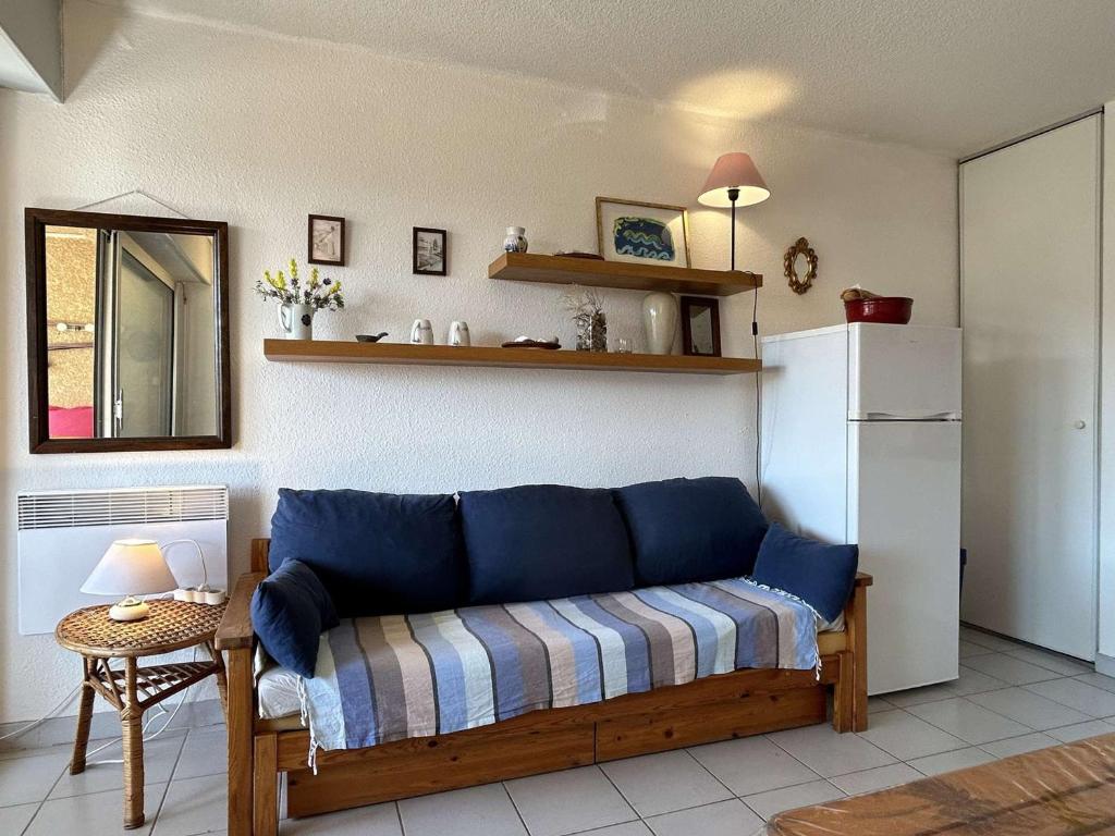 - un salon avec un canapé et un réfrigérateur dans l'établissement Bel appartement 2 pièces à Banyuls-sur-Mer, terrasse, parking privé, à 300m de la plage - FR-1-225C-144, à Banyuls-sur-Mer
