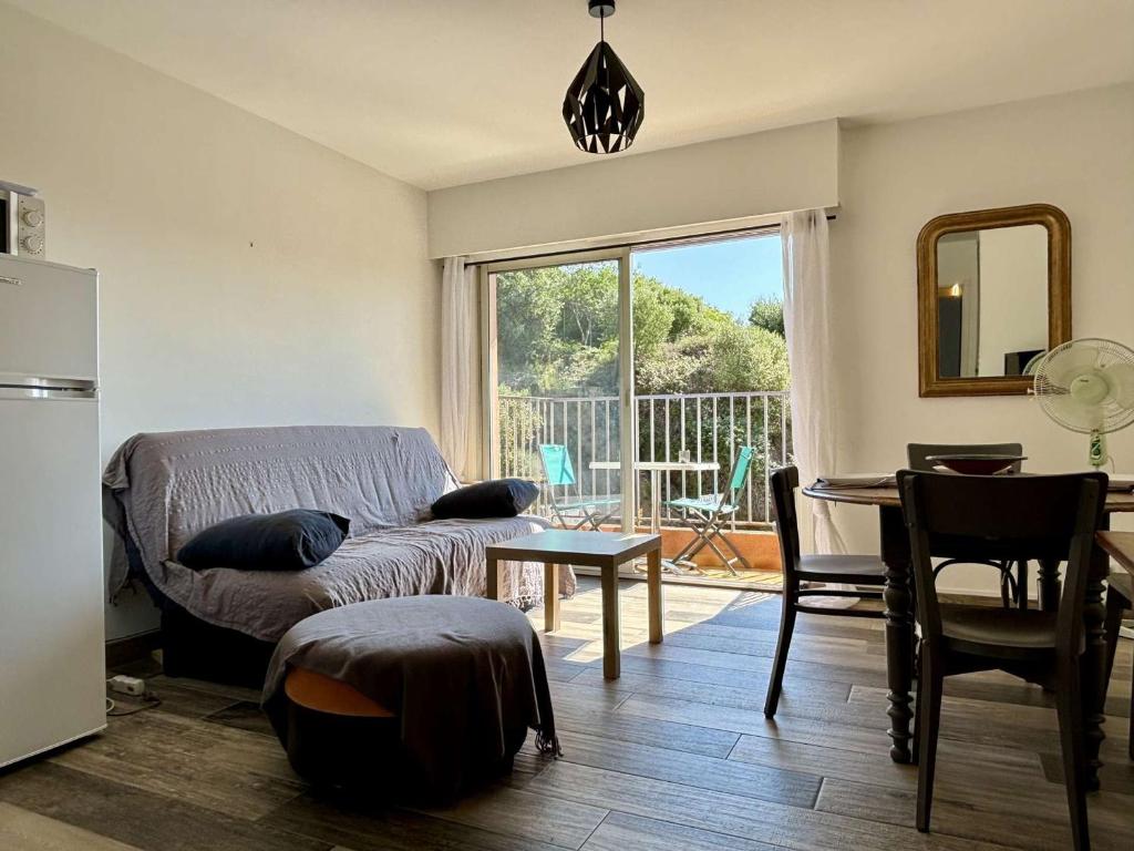 un salon avec un canapé et une table dans l'établissement Appartement Coquet à Collioure, Proche Plage, Parking Privatif, Animaux Acceptés, Ménage Inclus - FR-1-225-817, à Collioure