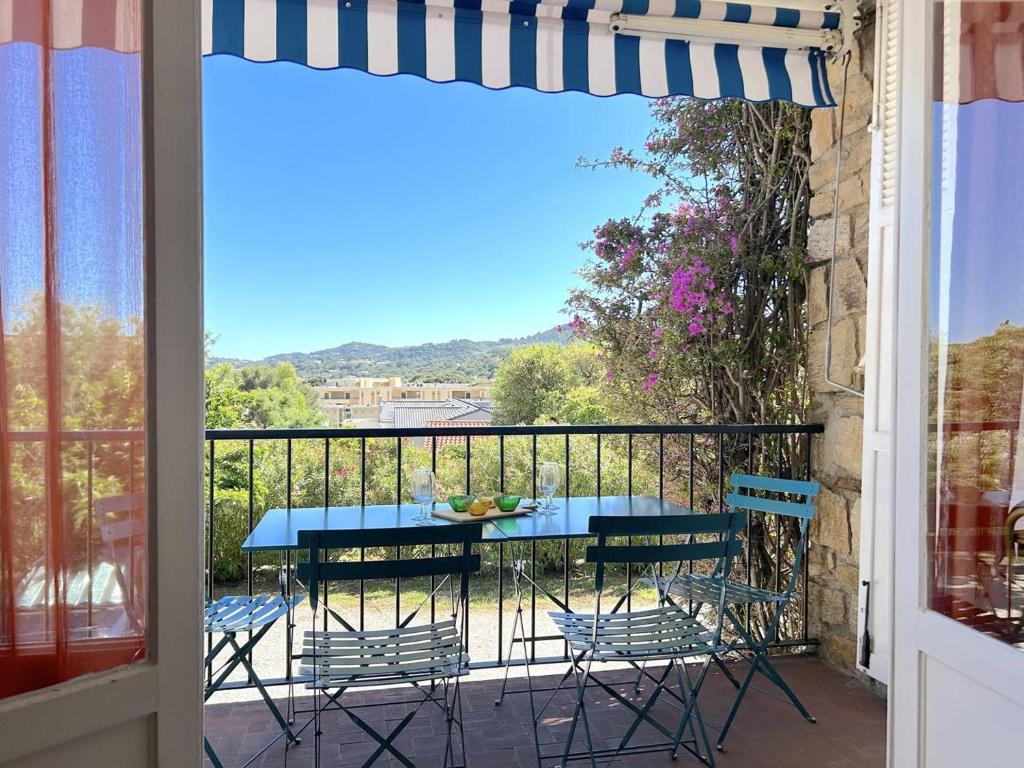 un patio avec une table et des chaises sur un balcon dans l'établissement Appartement calme, 500m plage, 4 couchages, parking inclus - Bormes Les Mimosas - FR-1-251-831, à Bormes-les-Mimosas