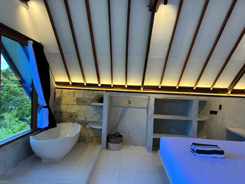 烏魯瓦圖的住宿－Divinity Villas - Uluwatu, Bali，带浴缸、水槽和床的浴室