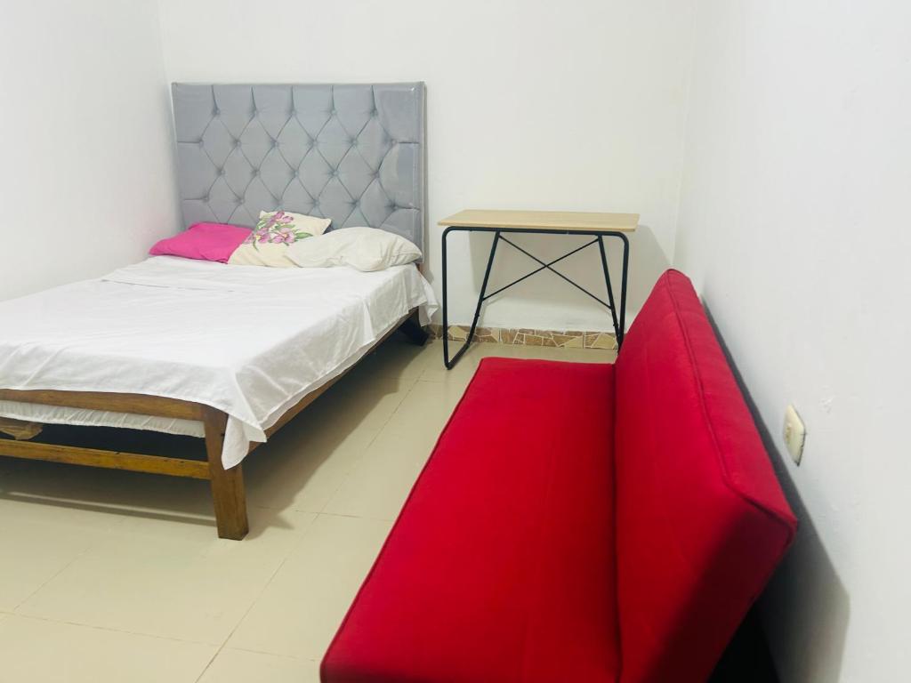 1 dormitorio con cama y manta roja en Mini depa de una habitación, en Pucallpa