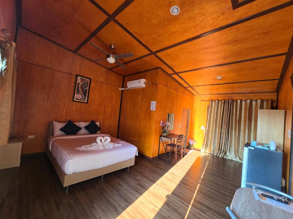 a bedroom with a bed and a wooden ceiling at Riverhill khaoyai homestay in Pong Talong