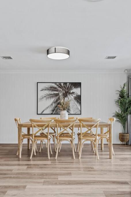 a dining room with a table and chairs at The Lakehaus at Lyell in Bowenfels